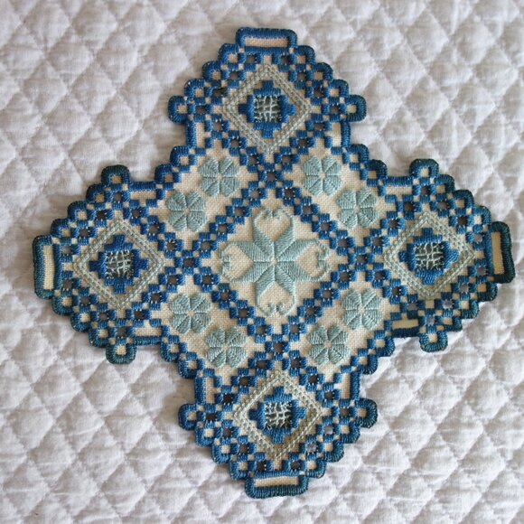 Vtg Norwegian Hardanger Stitch Doily Mini Table Cloth – Blues & Light Tan - Picture 1 of 4